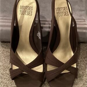Mootsies Tootsies open toe shoes in brown. Size 7.5.